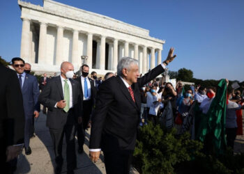 Así recibieron a Andrés Manuel López Obrador sus paisanos en Washington