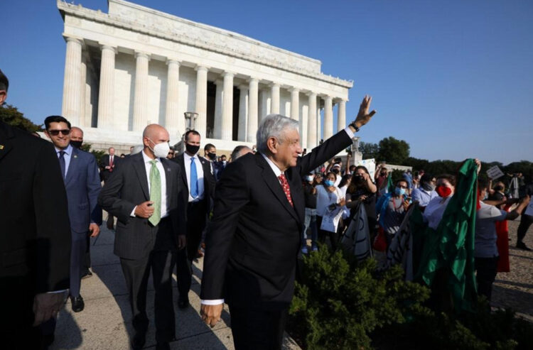 Así recibieron a Andrés Manuel López Obrador sus paisanos en Washington