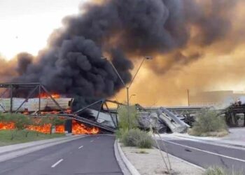 Fuerte incendio en puente de Arizona por descarrilamiento de tren