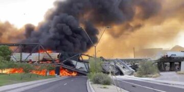 Fuerte incendio en puente de Arizona por descarrilamiento de tren