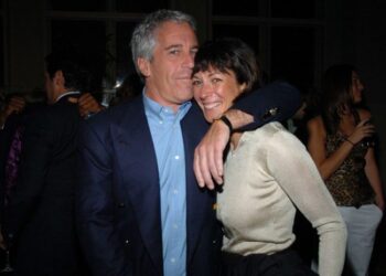 El FBI detiene a socia del magnate Jeffrey Epstein en supuesta trama de abuso