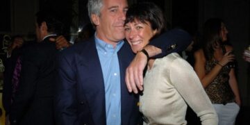 El FBI detiene a socia del magnate Jeffrey Epstein en supuesta trama de abuso