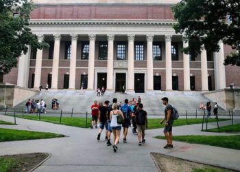 Universidades demandan a Gobierno de EEUU por norma para visas de estudiantes