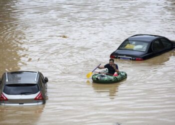 En China caen lluvias más fuerte en medio siglo, van 141 muertos