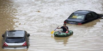 En China caen lluvias más fuerte en medio siglo, van 141 muertos