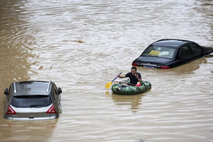 En China caen lluvias más fuerte en medio siglo, van 141 muertos