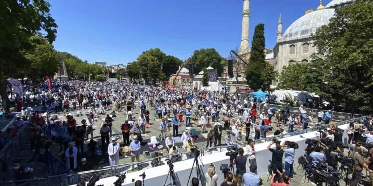 Acuden miles de fieles al primer rezo musulmán en 86 años