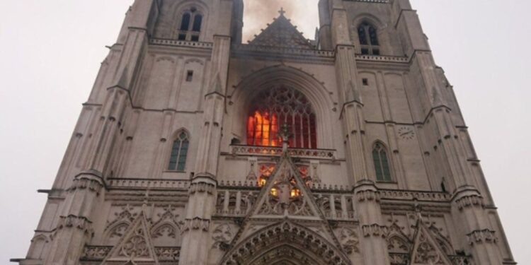 Un incendio en la catedral de Nantes reaviva el triste recuerdo de Notre Dame
