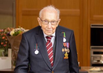 Reina Isabel nombra caballero a capitán de 100 años