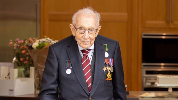 Reina Isabel nombra caballero a capitán de 100 años