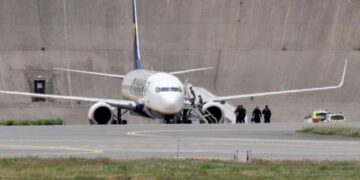 Avión de Ryanair recibe amenaza de bomba en pleno vuelo y aterriza de emergencia
