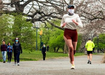 ¿Debemos usar cubrebocas para correr y hacer ejercicio?