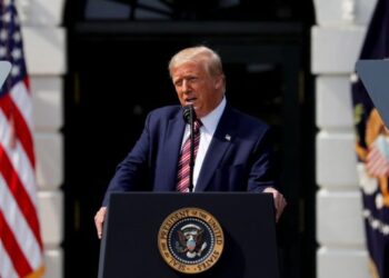 Trump pide fijarse más en la crisis de COVID-19 en México y menos en la de EE.UU.