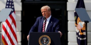 Trump pide fijarse más en la crisis de COVID-19 en México y menos en la de EE.UU.