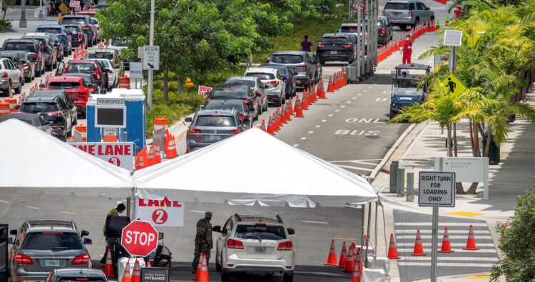 Texas y Florida a punto de colapsar por el virus
