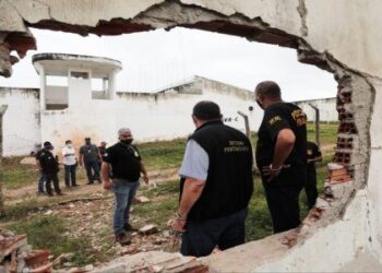 Una treintena de presos de alta peligrosidad se fuga de una cárcel en Brasil