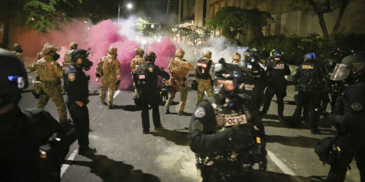 Alcalde de Portland agredido con gas lacrimógeno por agentes federales