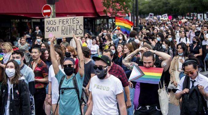 Marcha del Orgullo Gay reúne a miles de manifestantes en París