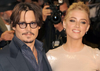 Johnny Depp declara en corte que su exesposa Amber Heard lo golpeaba
