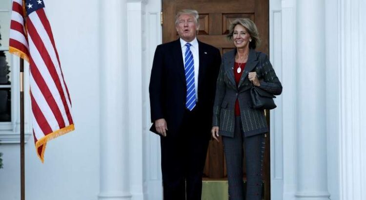 Gobierno de Trump insiste en reabrir escuelas, pese a Covid-19