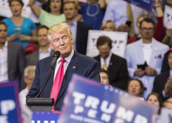 Planes para acto de Trump en Florida siguen pese a advertencias de COVID