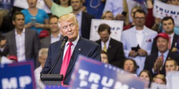 Planes para acto de Trump en Florida siguen pese a advertencias de COVID