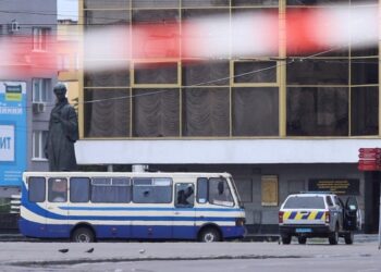 Hombre armado con explosivos secuestra autobús con 20 pasajeros en Ucrania