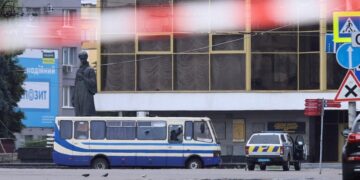 Hombre armado con explosivos secuestra autobús con 20 pasajeros en Ucrania