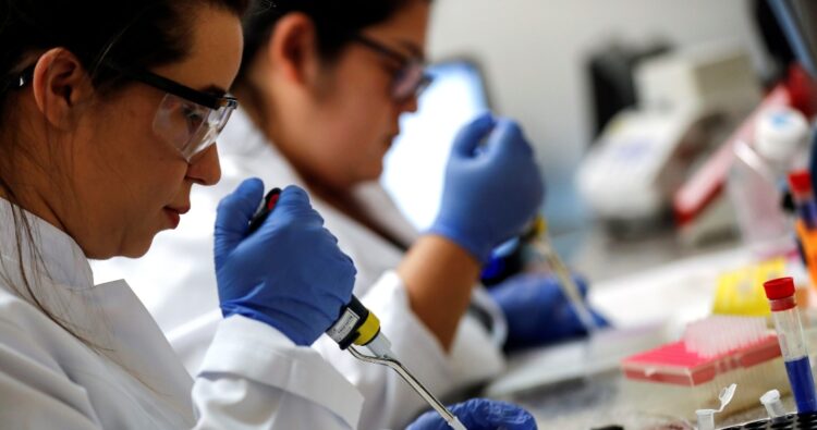 Investigadores mexicanos reciben apoyo para desarrollar fármaco contra COVID-19 en Suiza