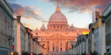 El Vaticano publica manual para tratar casos de abusos a menores en iglesia