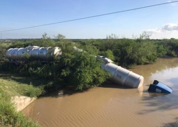 Tracto camión cae a laguna en la carretera Victoria-Zaragoza
