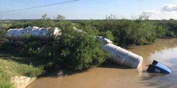 Tracto camión cae a laguna en la carretera Victoria-Zaragoza