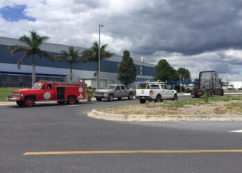 Explosión deja a tres empleados heridos