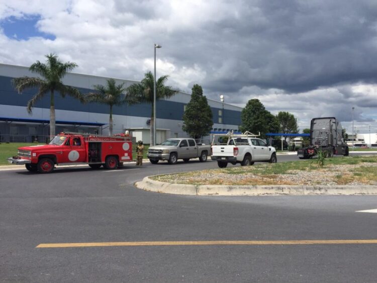 Explosión deja a tres empleados heridos