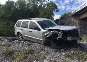 Familia cae con su camioneta a un río