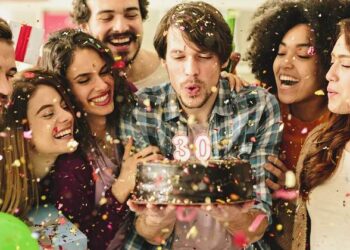 El curioso origen de soplar velas por el cumpleaños