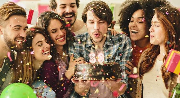 El curioso origen de soplar velas por el cumpleaños