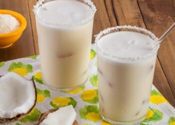 ¿Aburrido en casa? Te presentamos receta fácil de agua de coco con leche