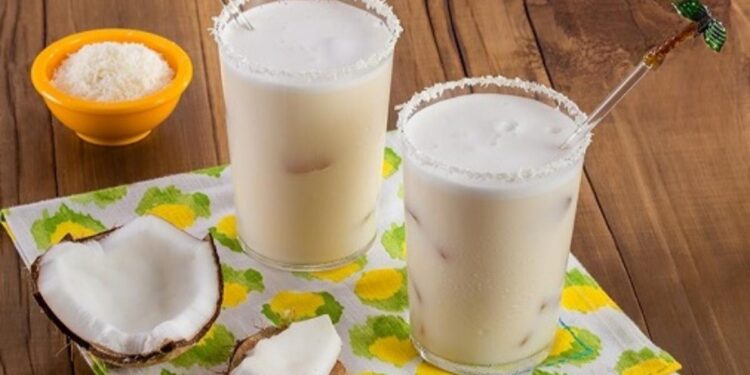 ¿Aburrido en casa? Te presentamos receta fácil de agua de coco con leche