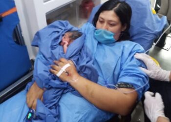 Bebé nace en la calle; joven desconocía estar embarazada