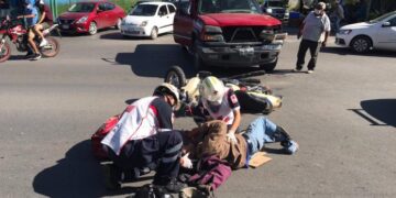 Acaba internado en hospital tras chocar motocicleta