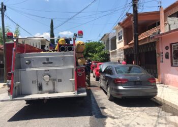 Se incendia auto por corto circuito