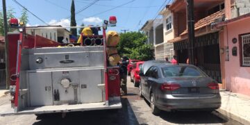 Se incendia auto por corto circuito