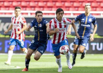 Chivas gana 2-1 a San Luis en primer partido de Vucetich