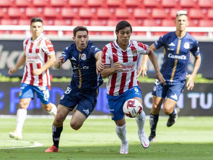 Chivas gana 2-1 a San Luis en primer partido de Vucetich