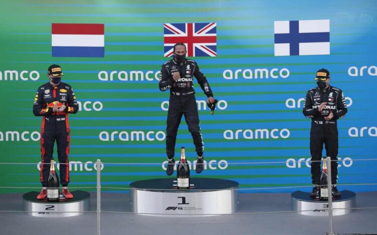 Hamilton gana en España y rompe récord de Schumacher