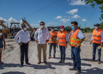 Supervisa Mario López obra de pavimentación en colonia de Matamoros