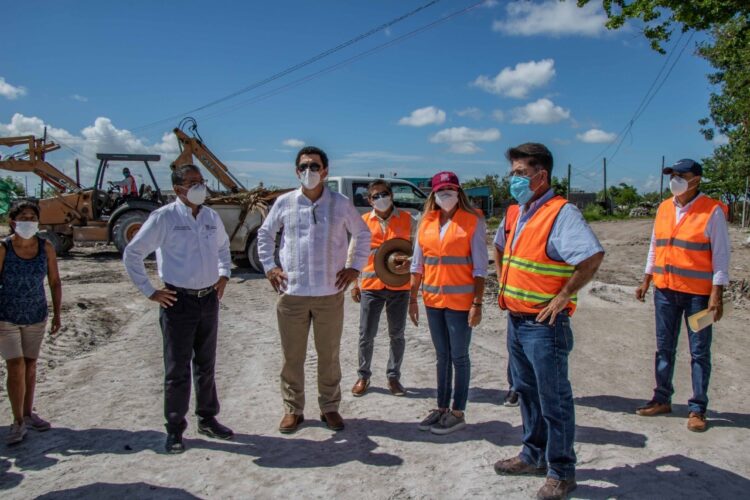 Supervisa Mario López obra de pavimentación en colonia de Matamoros