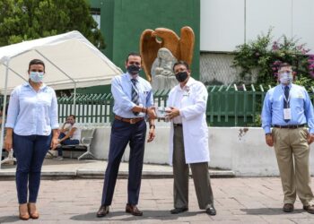 Cumple Rivas y entrega  tablets a hospitales públicos de N. Laredo