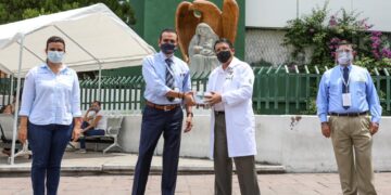 Cumple Rivas y entrega  tablets a hospitales públicos de N. Laredo